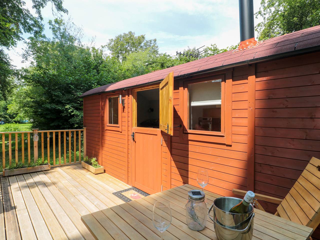 The Foxes Den Shepherds Hut in Oldbury-upon-Severn, South Gloucestershire