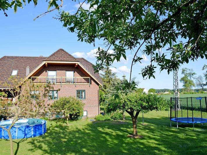 Ferienwohnung für 4 Personen, mit Terrasse und Garten, kinderfreundlich in Garz/Rügen - 2