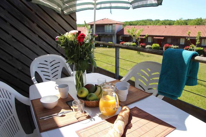 Gîte pour 8 personnes, avec jardin ainsi que jacuzzi et piscine, animaux acceptés à Cassen - 3