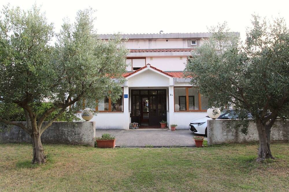 Ganze Wohnung, 1-Zimmer-Ferienwohnung mit Terrasse Jurandvor, Krk in Baska, Krk