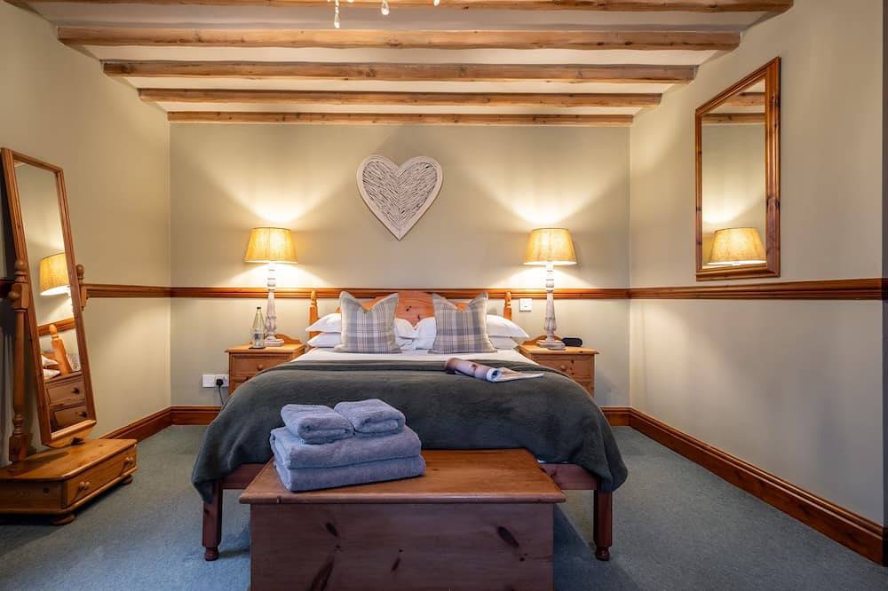 Smithy Cottage - sleeps 6, dog friendly, central in Hawkshead with parking in Hawkshead, Lake District
