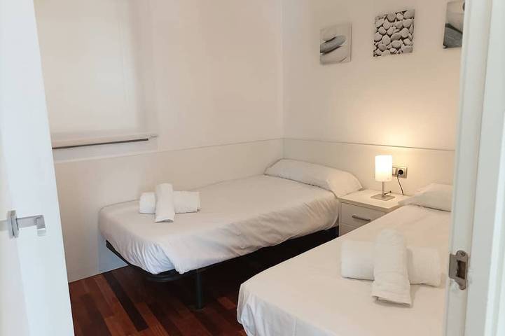 Gîte pour 4 personnes, avec terrasse et piscine dans Platja De Canyelles Petites - 4