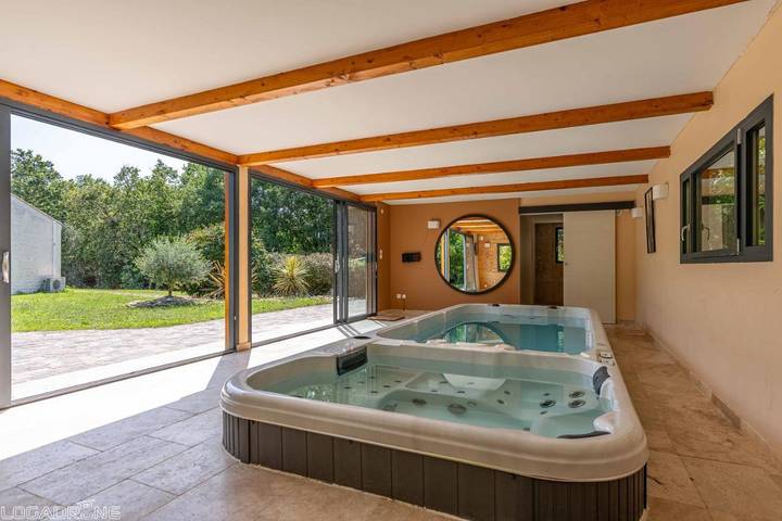 Location de vacances pour 10 personnes, avec jardin ainsi que terrasse et jacuzzi, animaux acceptés à Montaigu-de-Quercy - 2