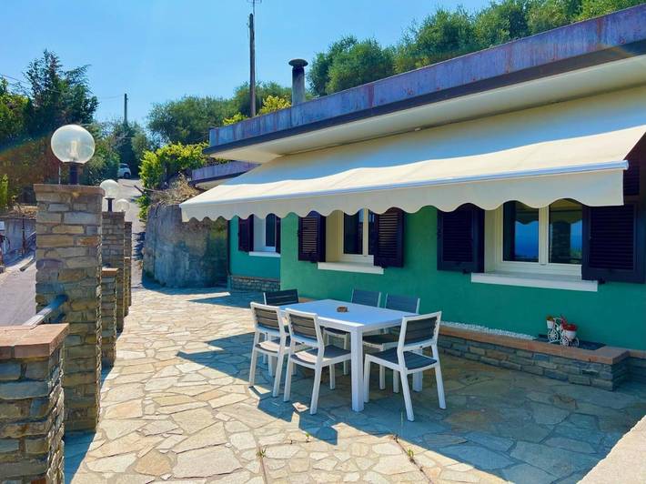 Location de vacances pour 5 personnes, avec piscine ainsi que vue et jardin à Pompeiana - 3