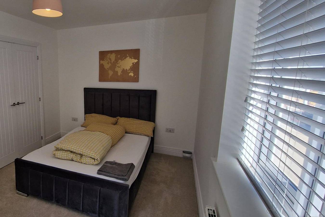 Peterborough - House - Sleeps 8 - Parking - Garden in Peterborough