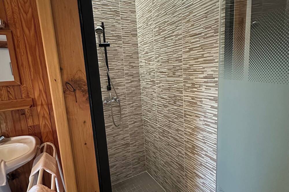 Gîte + Party room + Bedroom with private shower & toilet in Auménancourt, Marne