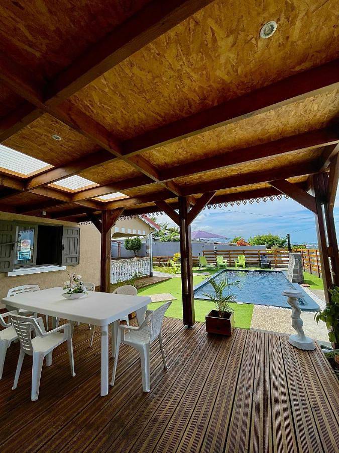 Location de vacances pour 10 personnes, avec terrasse ainsi que vue et piscine à L'Étang-Salé - 4