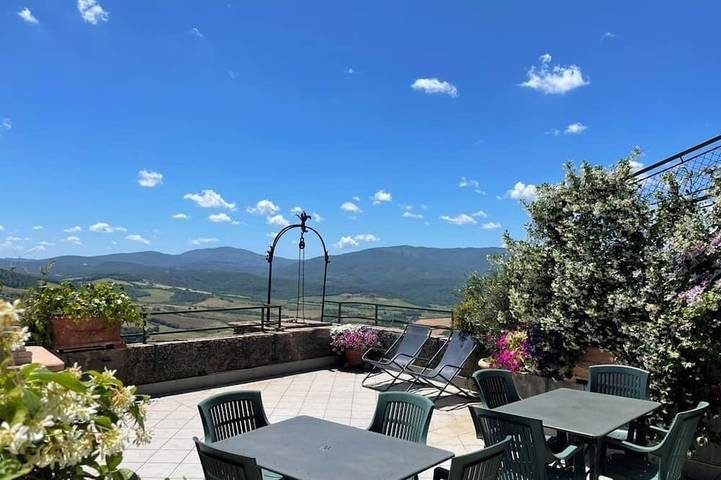 Location de vacances pour 12 personnes, avec terrasse et balcon/terrasse, animaux acceptés à Radicondoli