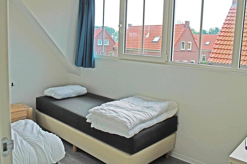 With its 4 bedrooms, this property can accommodate 8 people. in Breskens, Zeeuwse Kust