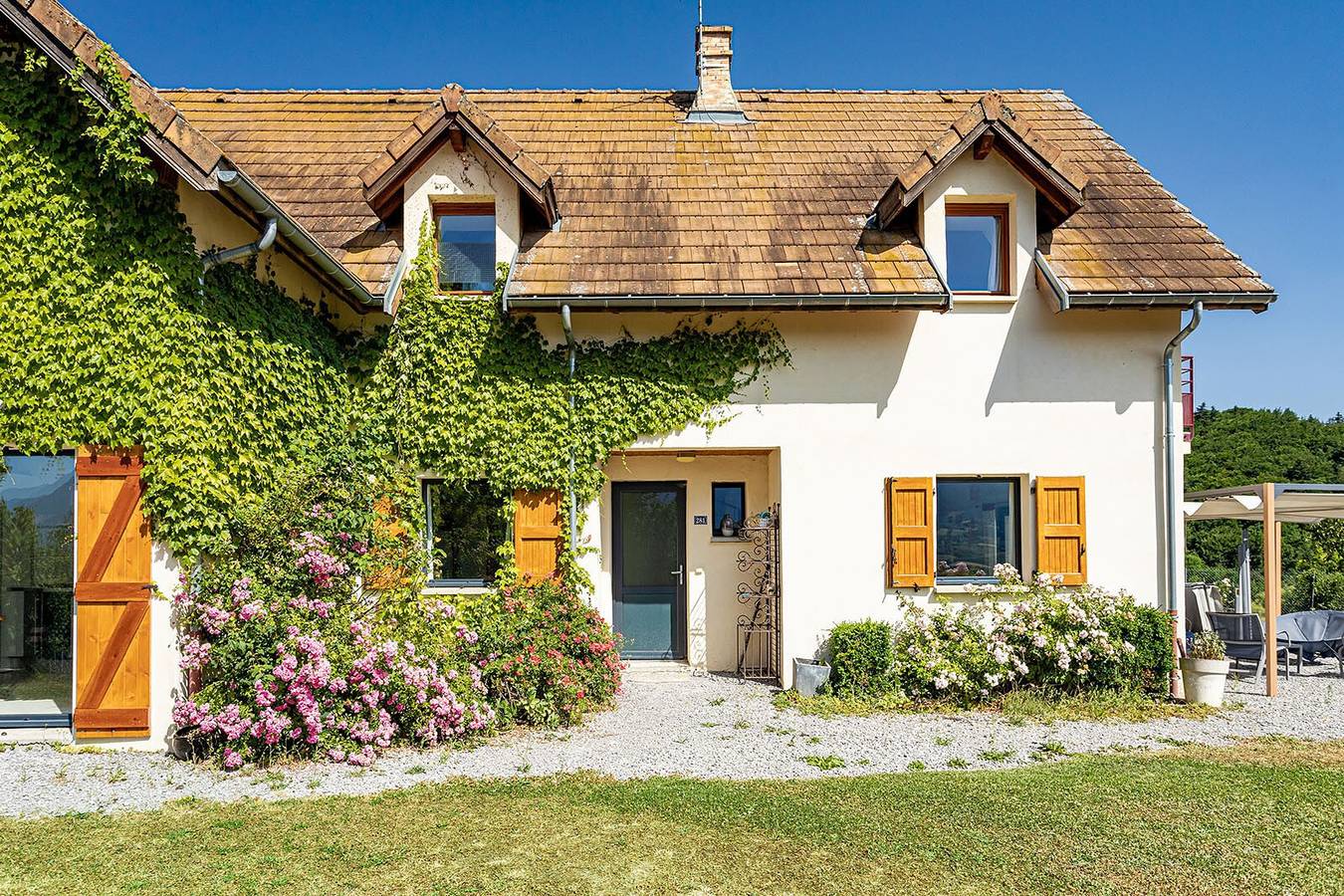Holiday Home 'La Bayloune' with Mountain View, Private Terrace and Wi-Fi