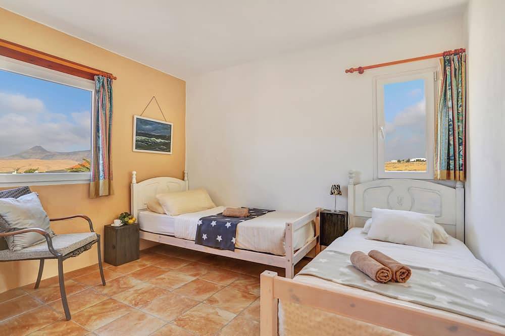 Tindaya Villa vista tres mares, heated pool in Tindaya, La Oliva