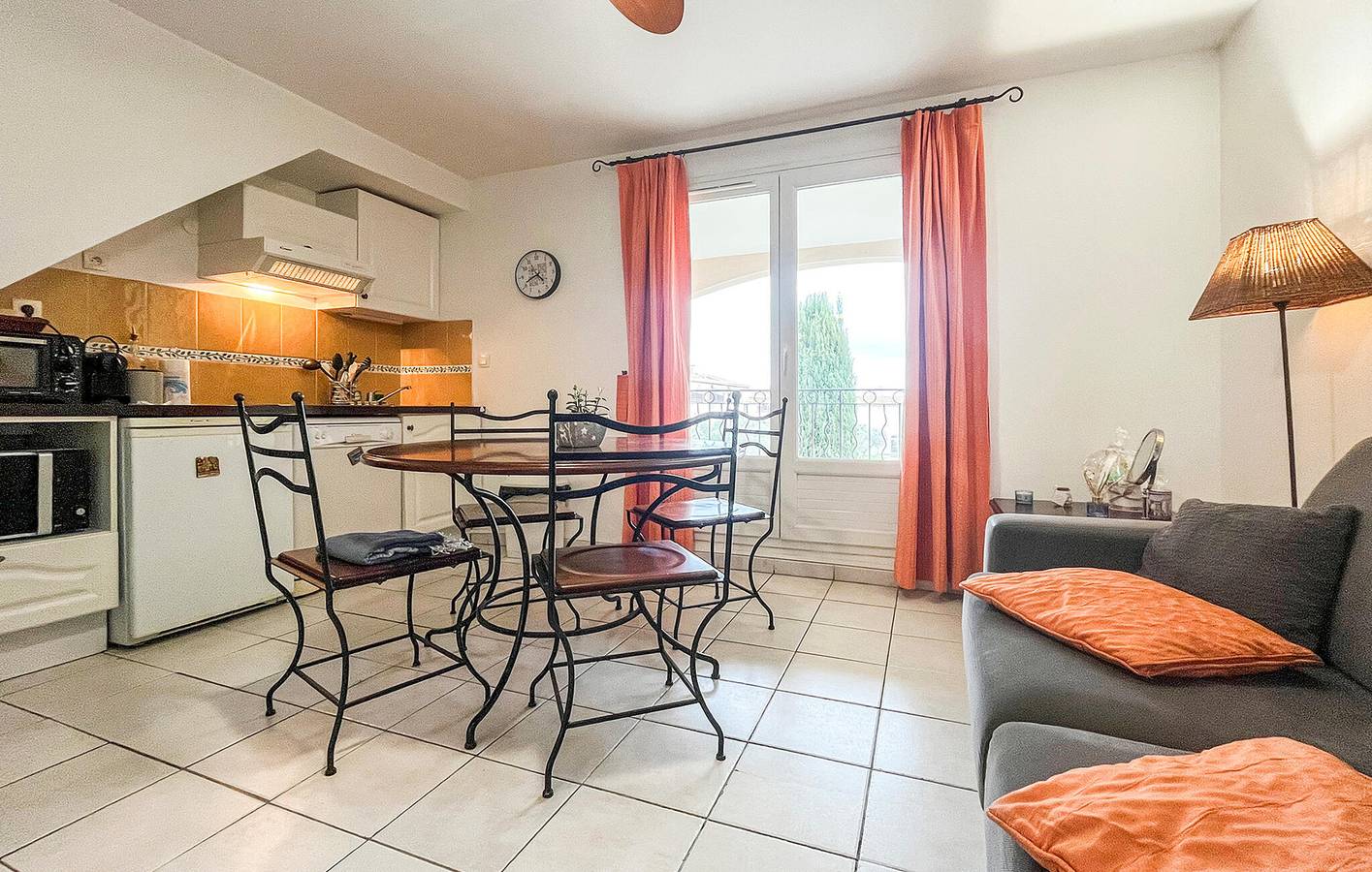 Entire holiday apartment, Charming Apartment with Pool & Terrace, 600m from Maussane-les-Alpilles Center in Paradou, Arles region