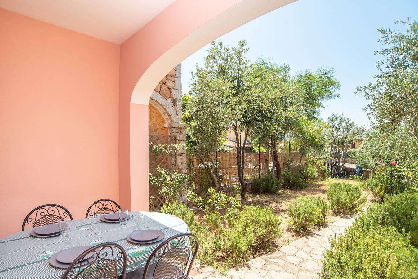 Sardegnaest mit Blick auf das Meer und den Whirlpool in Budoni, Olbia-Tempio