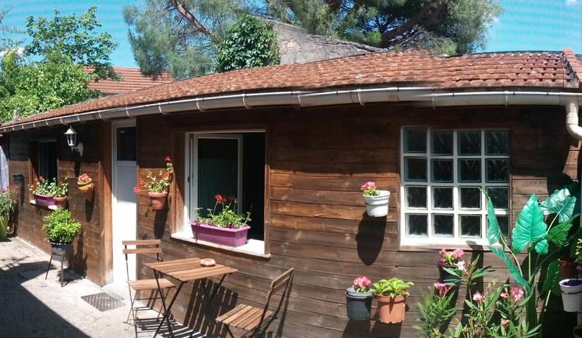 Gîte pour 2 personnes, avec terrasse et jardin à Livry-Gargan