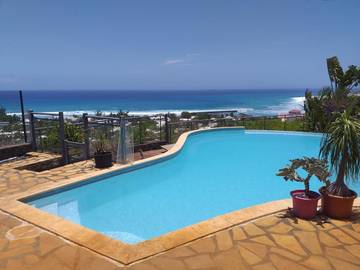 Location de vacances pour 2 personnes, avec vue et piscine ainsi que terrasse et jardin dans Saint-Gilles les Bains