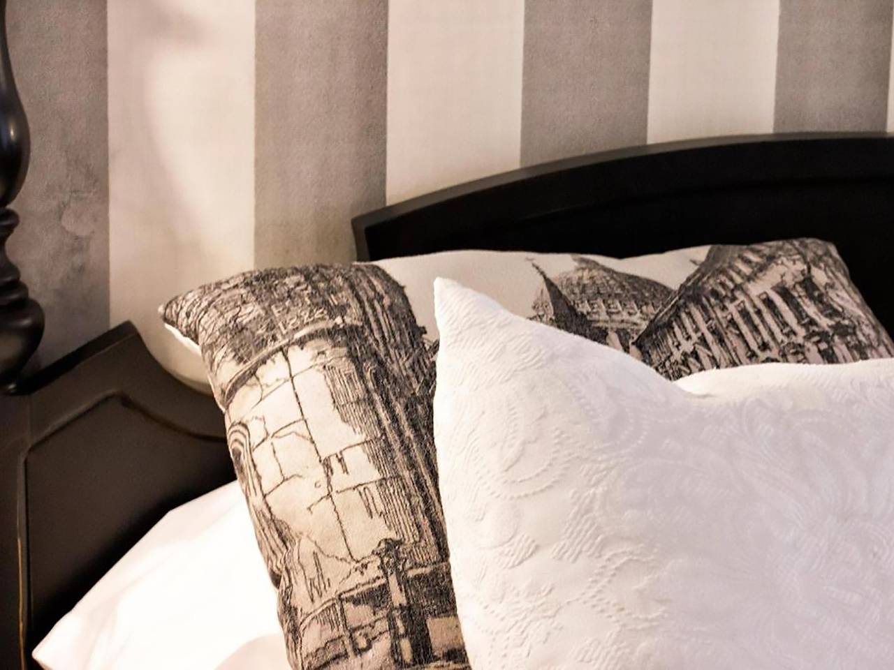 Entire vacation apartment, The Elegant Suite in Centro-Sagrario, Granada