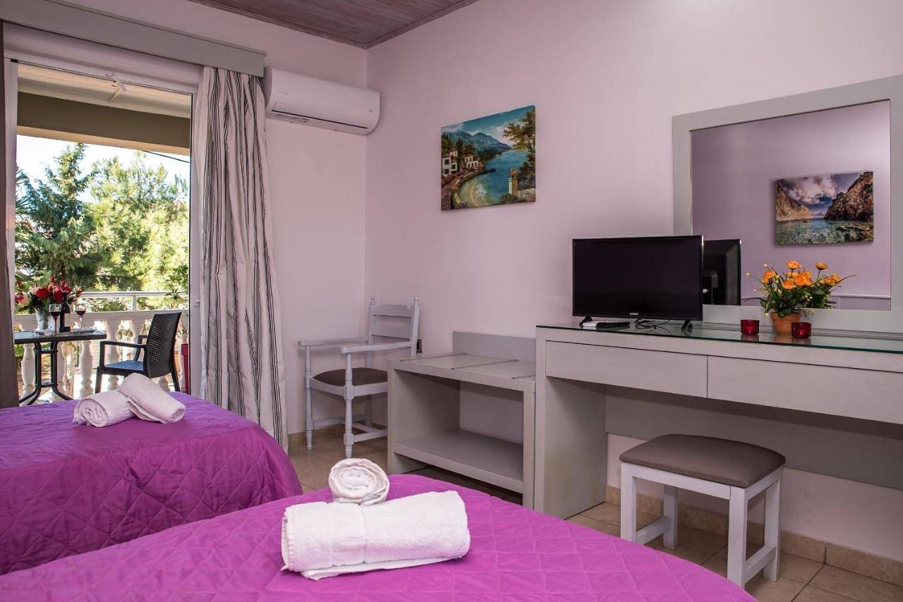 Tom & John Center in Plános, Zante