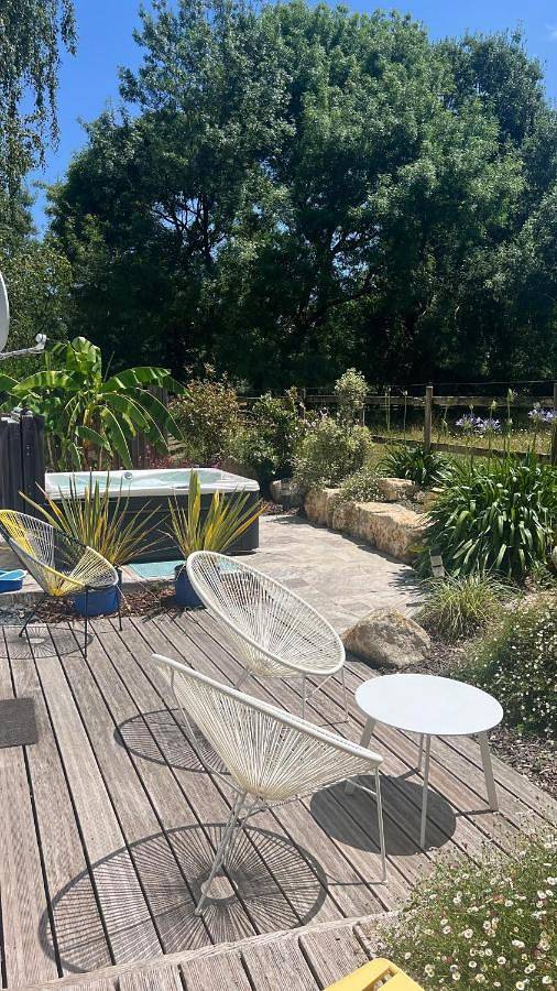 Gîtes de charme "l'écrin de Vendée" jacuzzi privatif, piscine chauffée, prestations bien être, vélos à 10 mn de l'océan sur 3,5 h de verdure in Sallertaine, Vendée