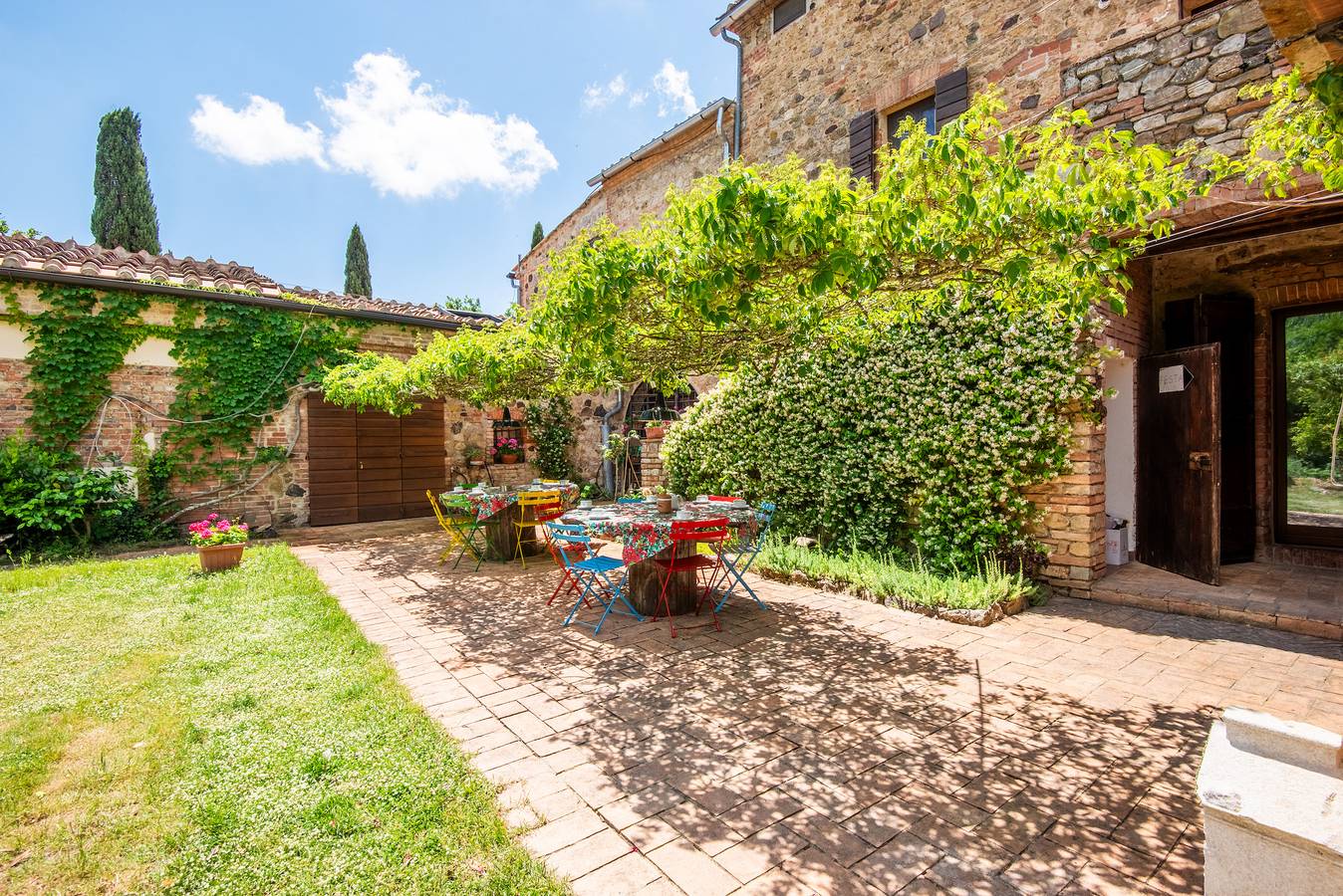 Ολόκληρο το διαμέρισμα, Apartment 'Casa Gialla A Murlo' with Shared Pool, Wi-Fi and Air Conditioning in Murlo, Chianti