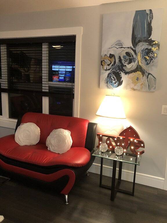 Cheerful and beautiful 3 bedroom house close to lake in Edmonton, Alberta