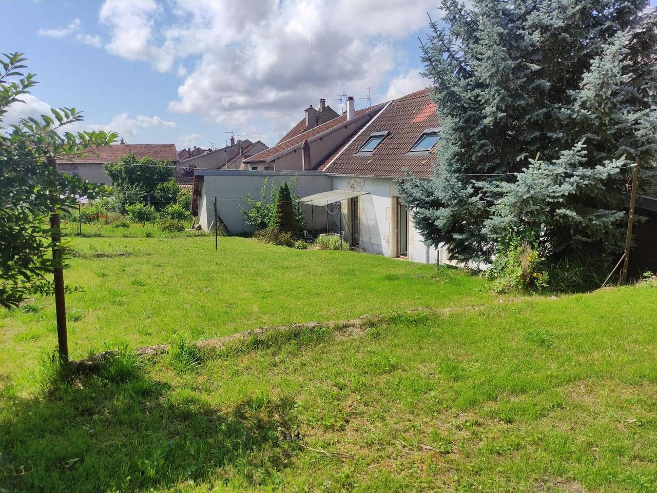 Ganze Wohnung, Haus nahe Bahnhof mit Außenbereich in Neufchâteau (Frankreich)