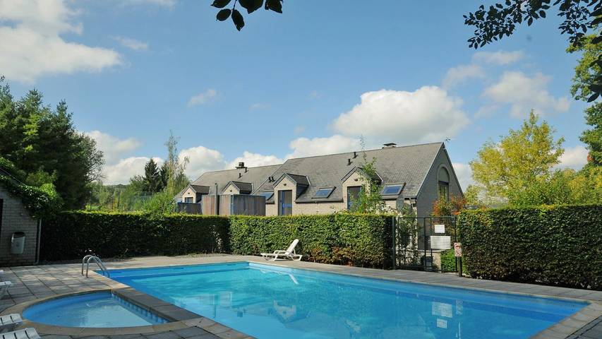 Vakantiehuis voor 20 personen, with sauna and tuin as well as zwembad and terras in Barvaux