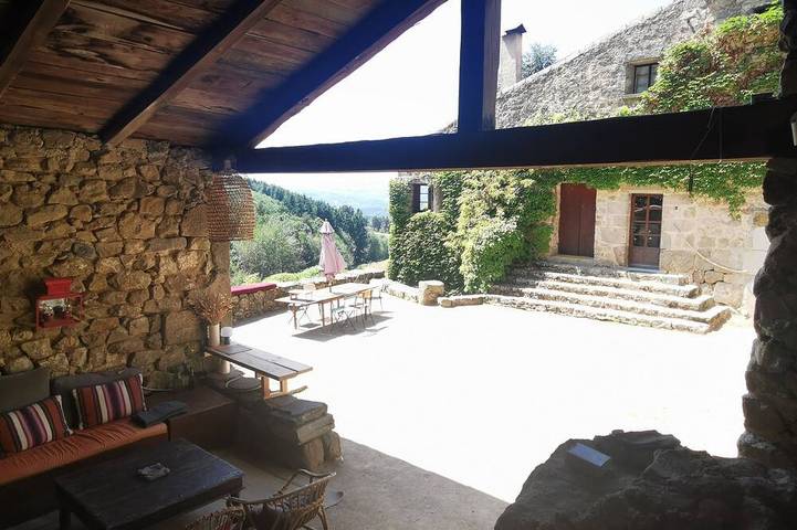 Location de vacances pour 11 personnes, avec terrasse et jardin, animaux acceptés à Châteauneuf-de-Vernoux