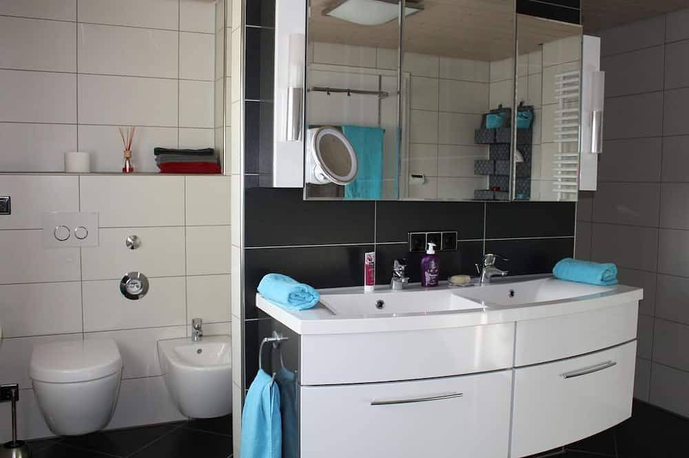 Ganze Wohnung, Haus der 3 Regionen - Appartement/Fewo, Toilette und Bad/Dusche getrennt in Bad Wurzach, Württembergisches Allgäu