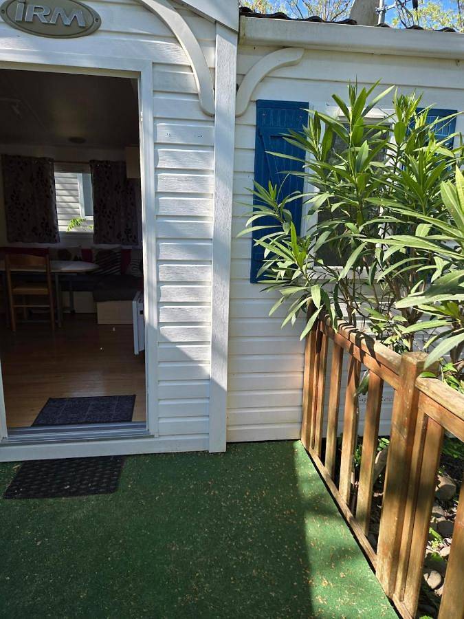 Camping pour 6 personnes, avec vue ainsi que jardin et piscine, adapté aux familles à La Roque-d'Anthéron - 3