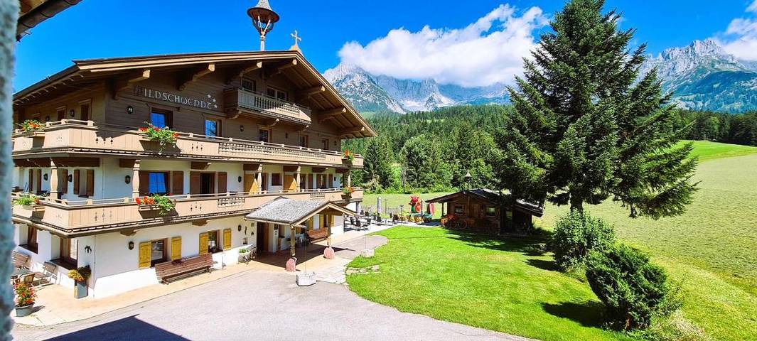 Pension voor 4 personen, with Balkon and Terras as well as Tuin and Uitzicht in Ellmau