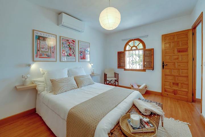 Villa La Caleta: Heated Pool, Spacious Garden, BBQ, Near Golf & Family Friendly in Urbasur, Isla Cristina