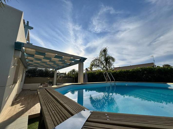 Villa per 4 persone, con giardino e piscina nonché panorama a Campofelice di Roccella
