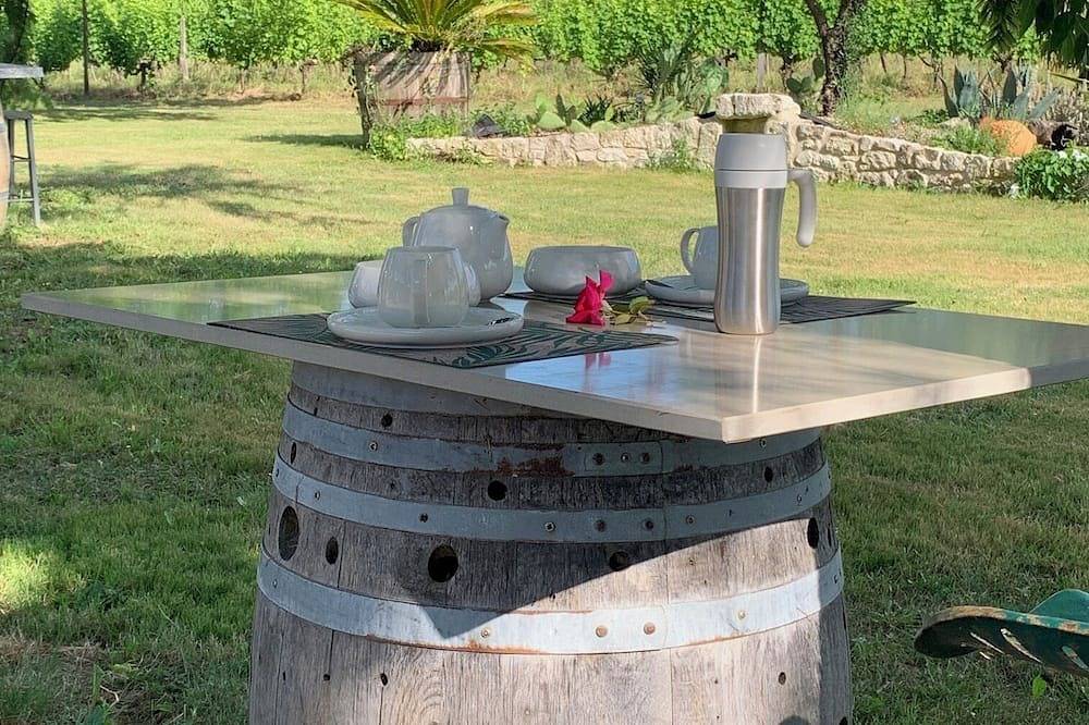 Room in a vineyard, near Golf des Vigiers and the Buddhist Village in Saint-Astier, Región de Marmande