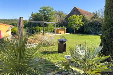 Gîte pour 8 personnes, avec terrasse ainsi que jardin et piscine à Nabirat