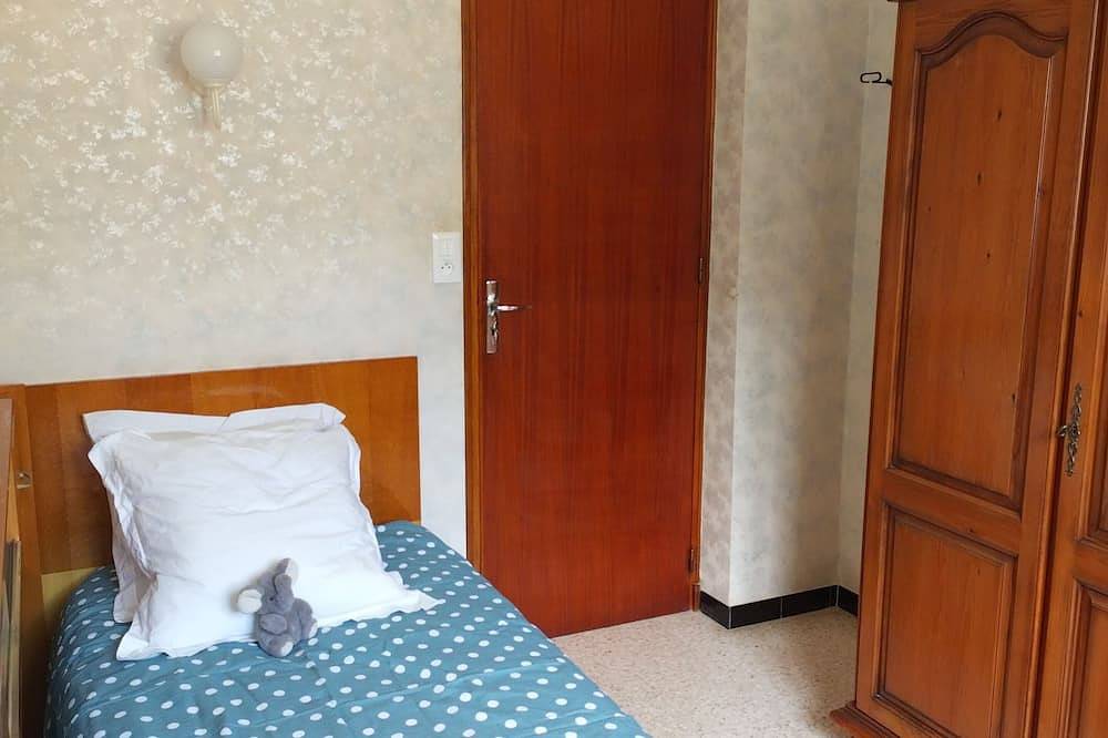 First floor of house for 4 with swimming pool 20 minutes from the sea  in Pierrefeu-du-Var, Toulon regio