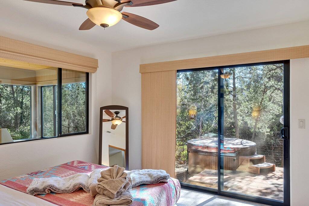 Breathtaking Views- Tranquil, Romantic Cottage with Hot Tub in Sedona, Oak Creek Canyon