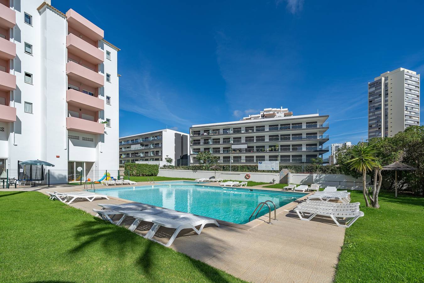 Apartamento inteiro, Apartamento 'Paraíso Beira-Mar' com Piscina Partilhada, Wi-Fi e Ar Condicionado in Praia da Rocha, Portimão