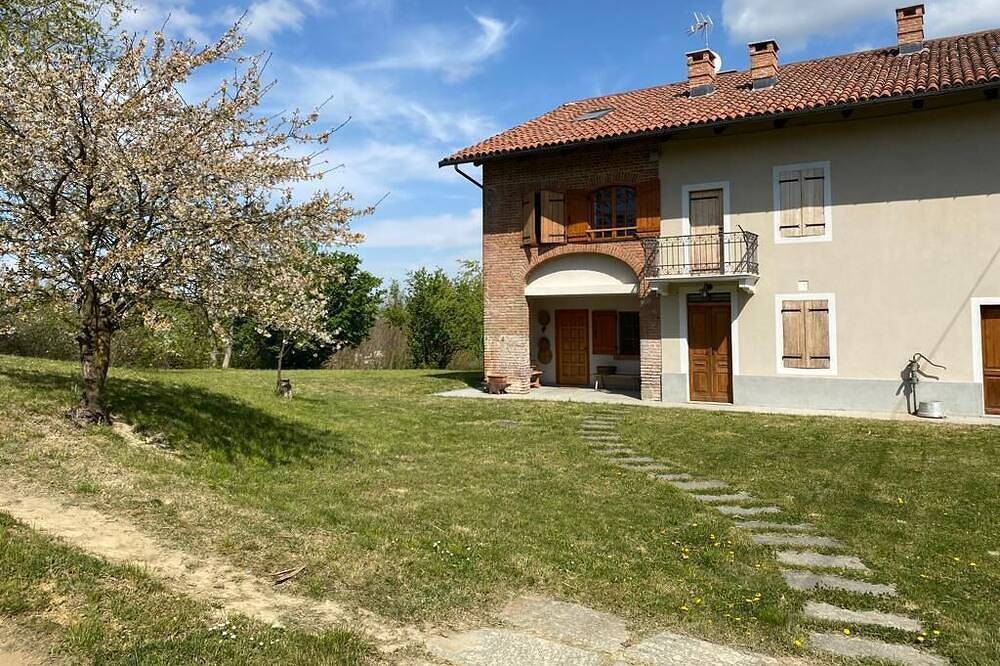 Frere's Little House in Ferrere, Province d'Asti