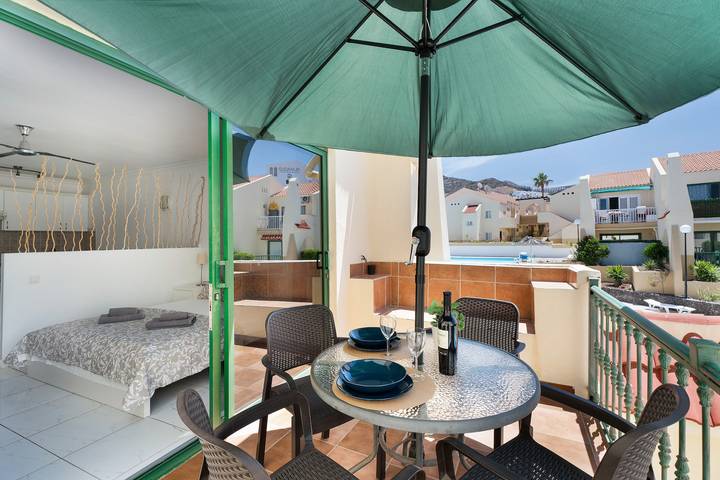 Entire apartment, Vacation Apartment 'Mareverde K131' with Shared Pool, Balcony and Wi-Fi in San Eugenio Alto, Adeje