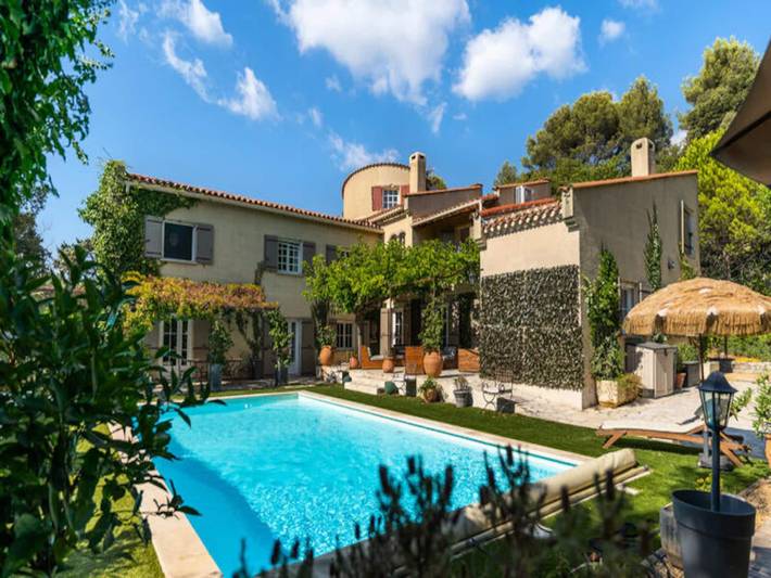 Gîte pour 10 personnes, avec jardin ainsi que terrasse et piscine, adapté aux familles à Vernègues