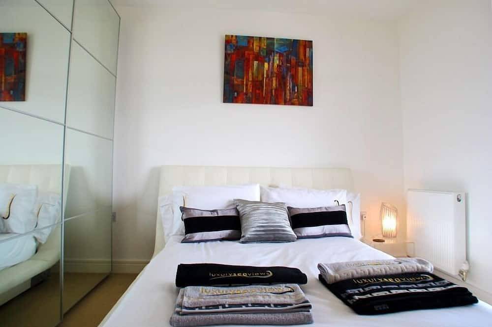 Entire apartment, A modern serviced apartment and self-catering holiday accommodation in Plymouth, South West England