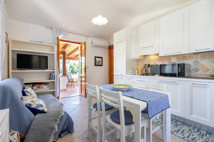 Casa vacanze 'Casa Con Terrazza' con terrazza privata, Wi-Fi e aria condizionata in San Pietro a Mare, Valledoria