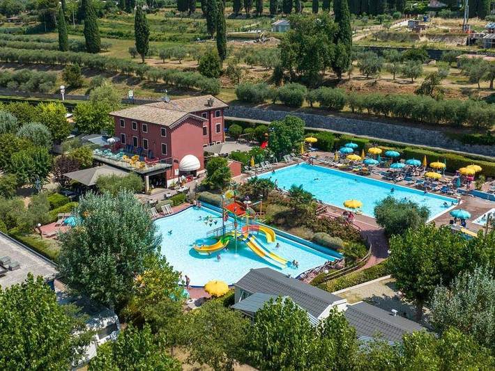 Camping Serenella - Casa mobile 4 persone - Casa mobile | Comfort | 2 Camere da letto | 4 Pers. | Terrazza rialzata | Aria condizionata. in Bardolino, Prealpi Gardesane