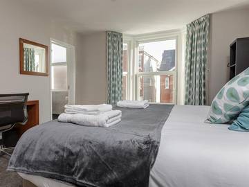 Bed and breakfast for 17 people in Portsmouth