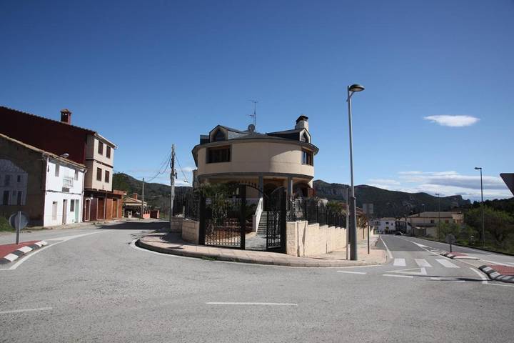 Chalet para 12 personas, con Balcón y Terraza además de Jardín y Vistas en Requena-Utiel