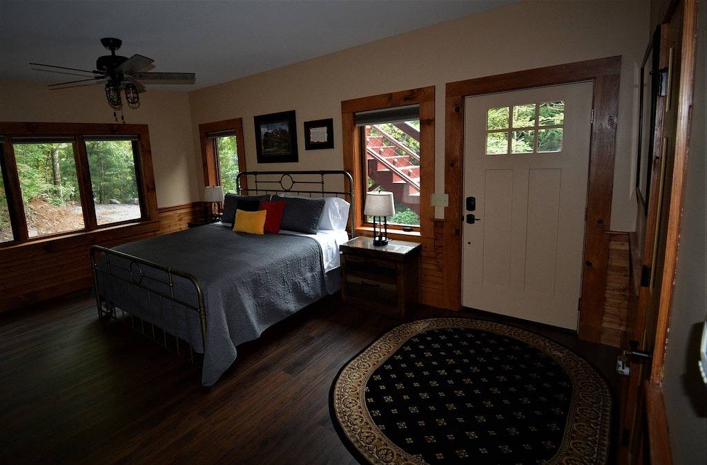 Stunning 1927 Historic Rr Caboose X61 Train car with Master Suite Sleeps 4 in Saluda, Polk County NC