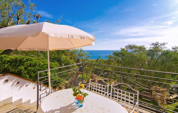 Appartamento intero, Rifugio in riva al mare con WiFi, AC, parcheggio e terrazza - 2,5 km dalla spiaggia in Ascea, Cilento Coast