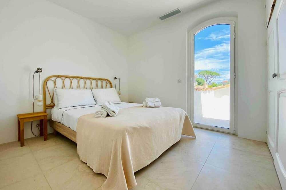 Sea view villa with large pool and garden in Vallauris, Mittelmeerküste (Frankreich)