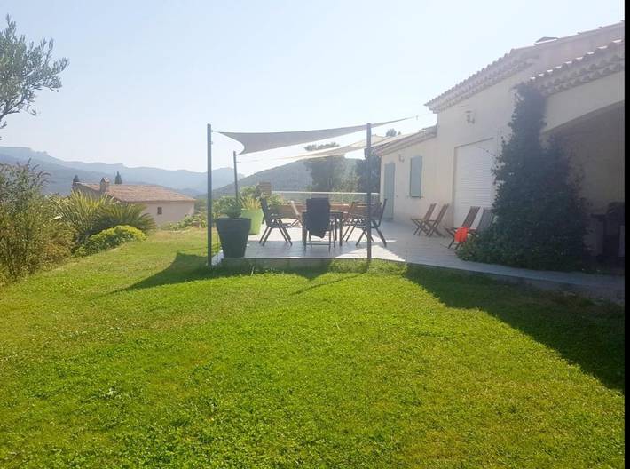 Location de vacances pour 6 personnes, avec vue ainsi que terrasse et piscine à Saint-Zacharie - 3