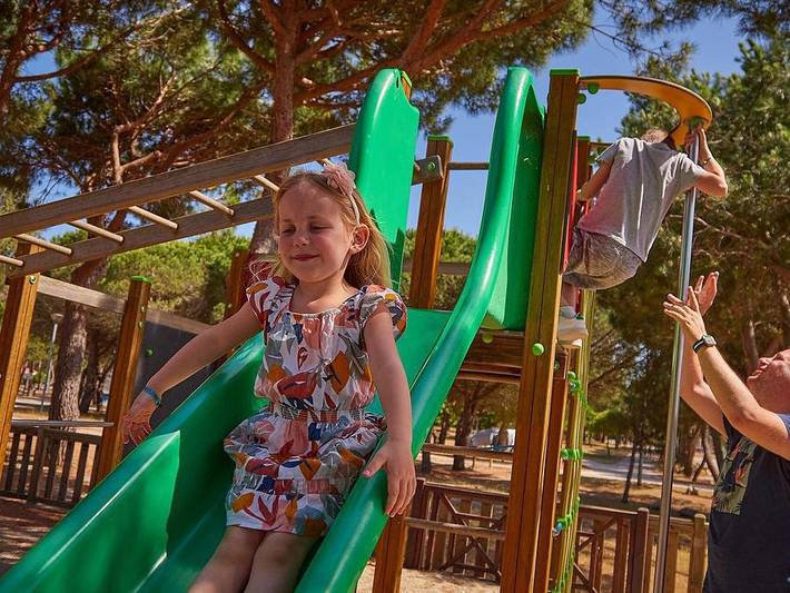 Camping Le Roussillonnais - Mobilhome 2 personnes - Homair mobil-home au Roussillonnais Comfort | 1 Ch. | 2 Pers. | Terrasse surélevée in Côte Vermeille, Argelès-sur-Mer
